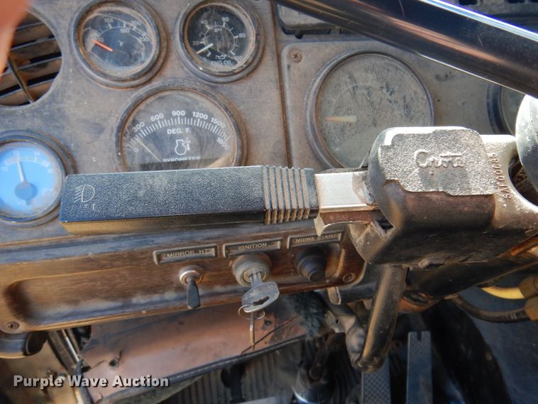 image for item DF0047 1985 Freightliner FLT  semi truck