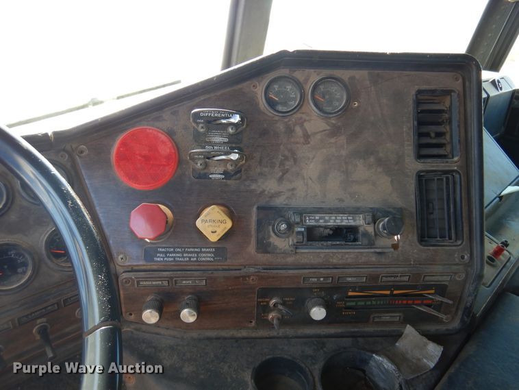 image for item DF0047 1985 Freightliner FLT  semi truck