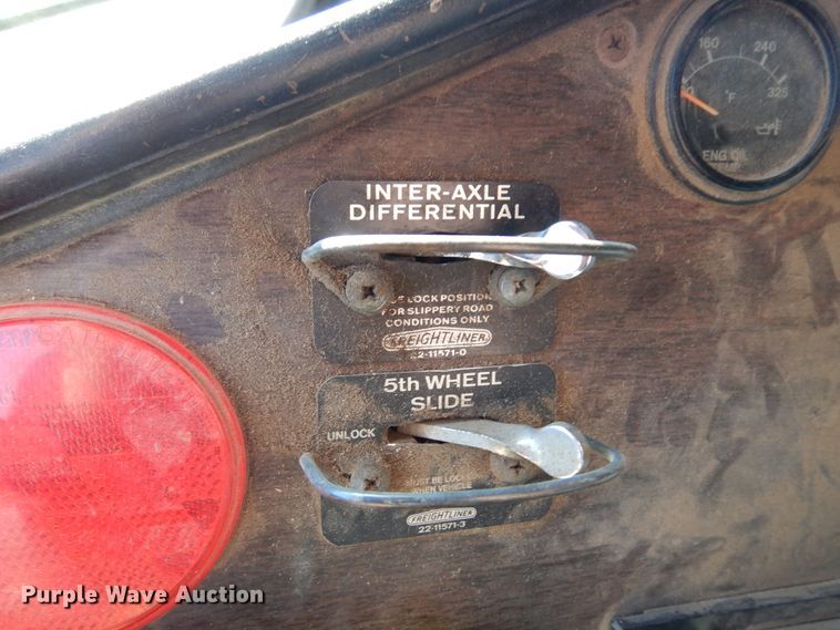 image for item DF0047 1985 Freightliner FLT  semi truck