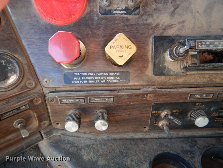 image for item DF0047 1985 Freightliner FLT  semi truck