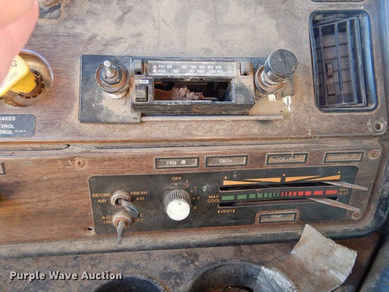 image for item DF0047 1985 Freightliner FLT  semi truck