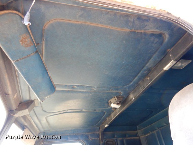 image for item DF0047 1985 Freightliner FLT  semi truck