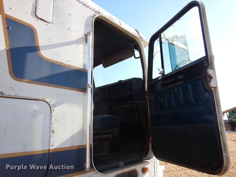 image for item DF0047 1985 Freightliner FLT  semi truck