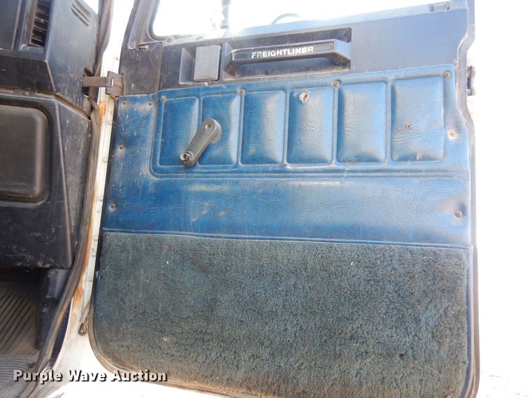 image for item DF0047 1985 Freightliner FLT  semi truck