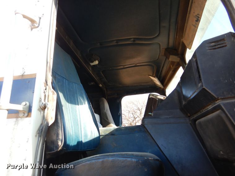 image for item DF0047 1985 Freightliner FLT  semi truck