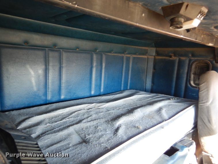 image for item DF0047 1985 Freightliner FLT  semi truck