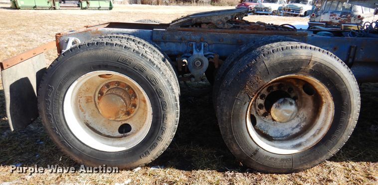 image for item DF0047 1985 Freightliner FLT  semi truck