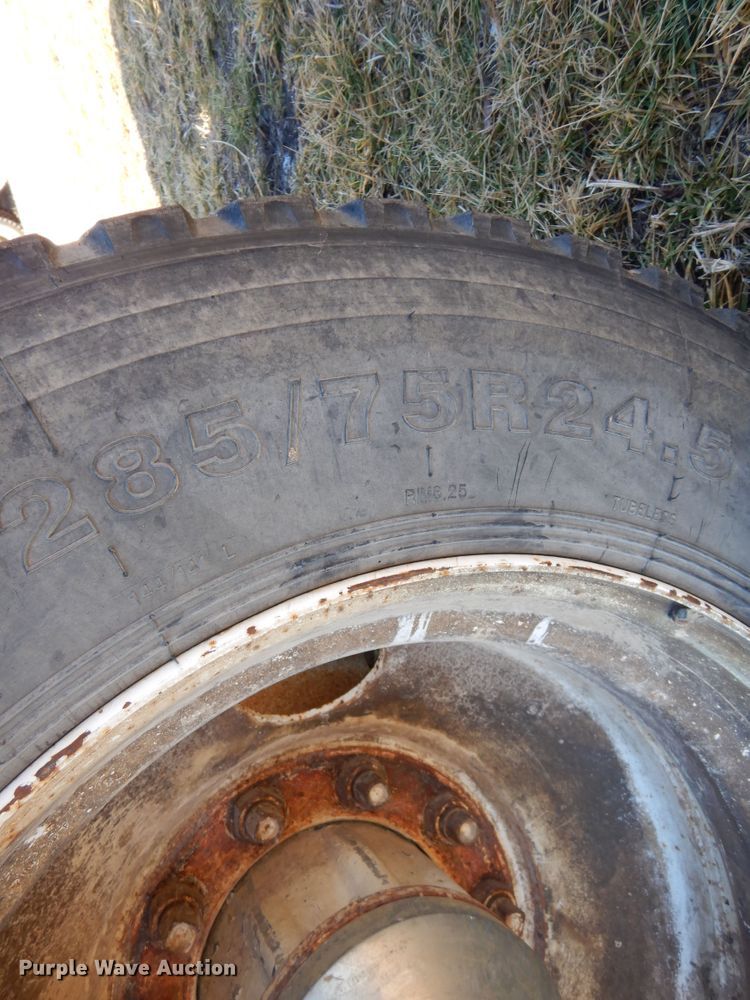 image for item DF0047 1985 Freightliner FLT  semi truck