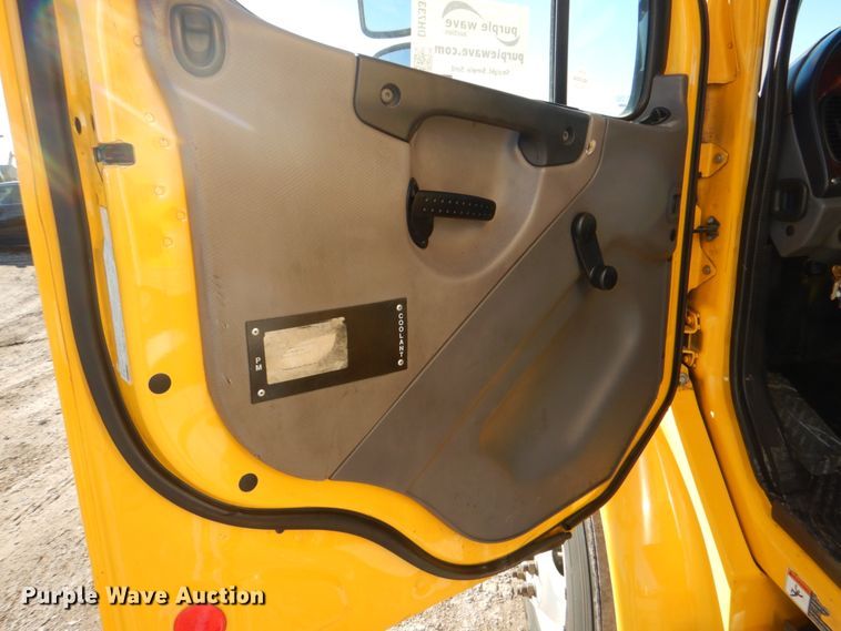 image for item DH7333 2014 Freightliner M2 106  box truck