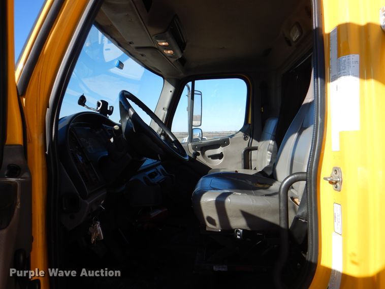 image for item DH7333 2014 Freightliner M2 106  box truck