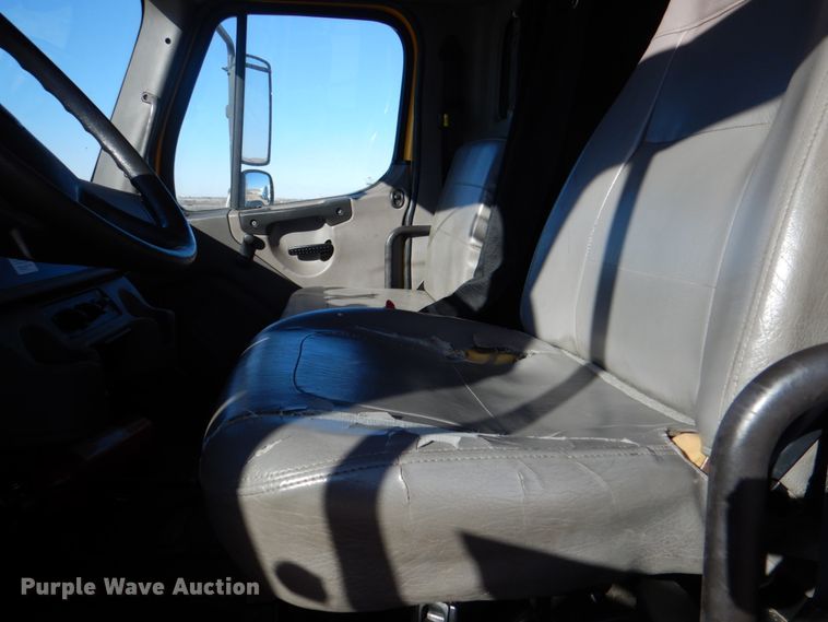 image for item DH7333 2014 Freightliner M2 106  box truck