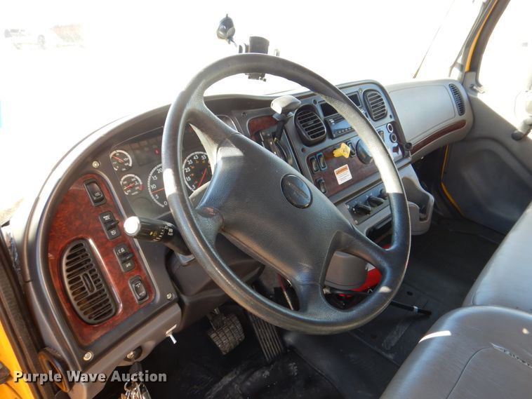 image for item DH7333 2014 Freightliner M2 106  box truck