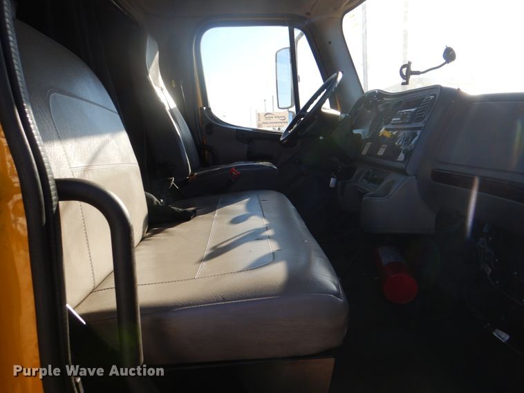 image for item DH7333 2014 Freightliner M2 106  box truck