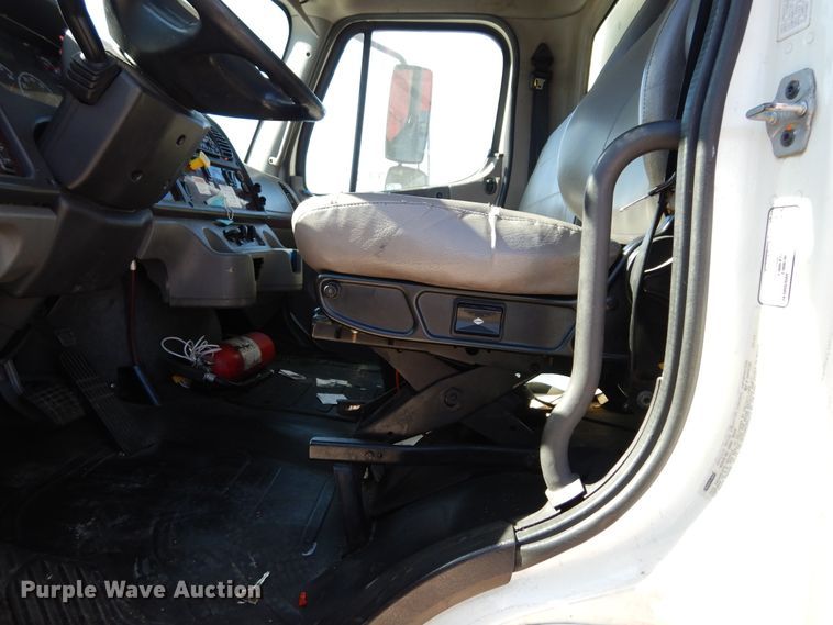 image for item DH7335 2015 Freightliner M2 106  box truck