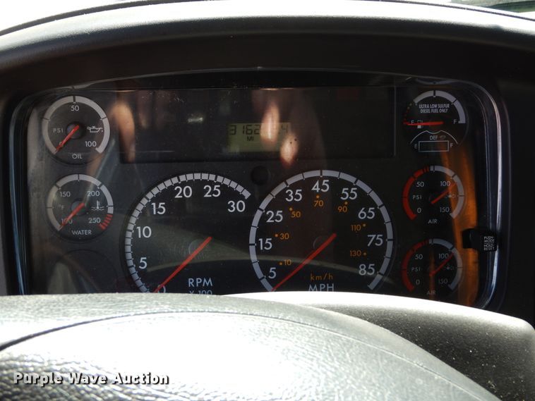 image for item DH7335 2015 Freightliner M2 106  box truck