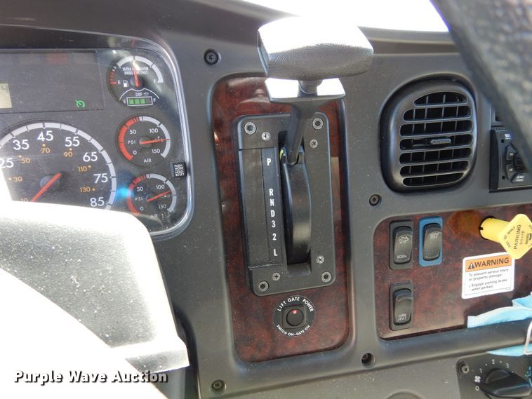 image for item DH7335 2015 Freightliner M2 106  box truck