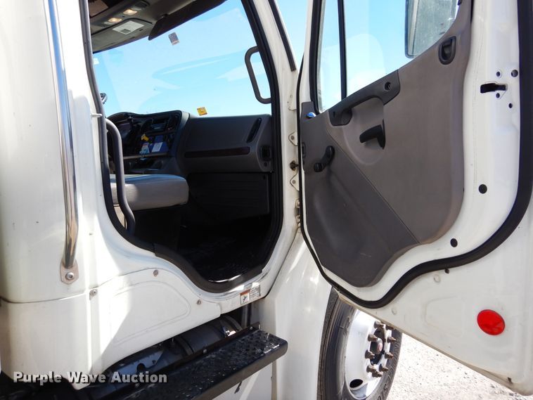 image for item DH7335 2015 Freightliner M2 106  box truck