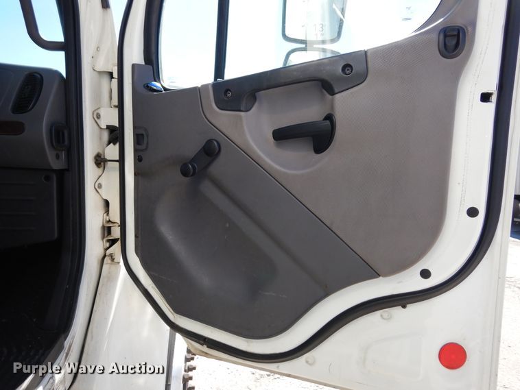 image for item DH7335 2015 Freightliner M2 106  box truck