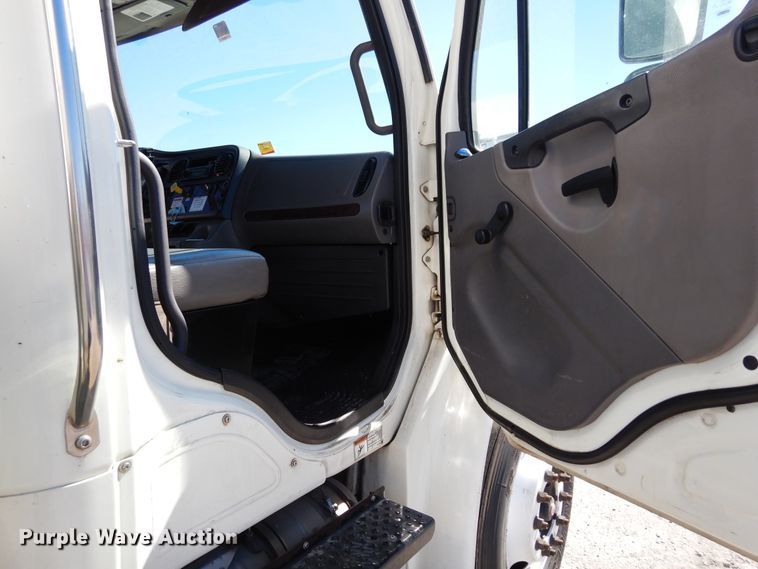 image for item DH7335 2015 Freightliner M2 106  box truck