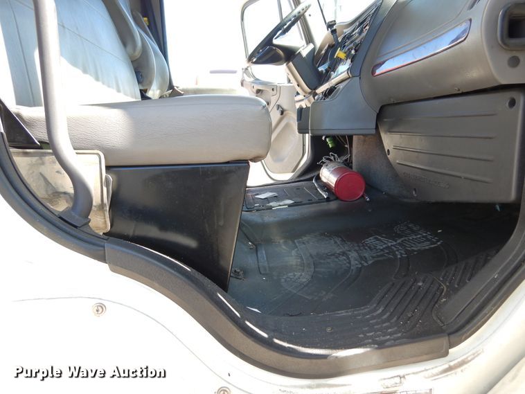 image for item DH7335 2015 Freightliner M2 106  box truck