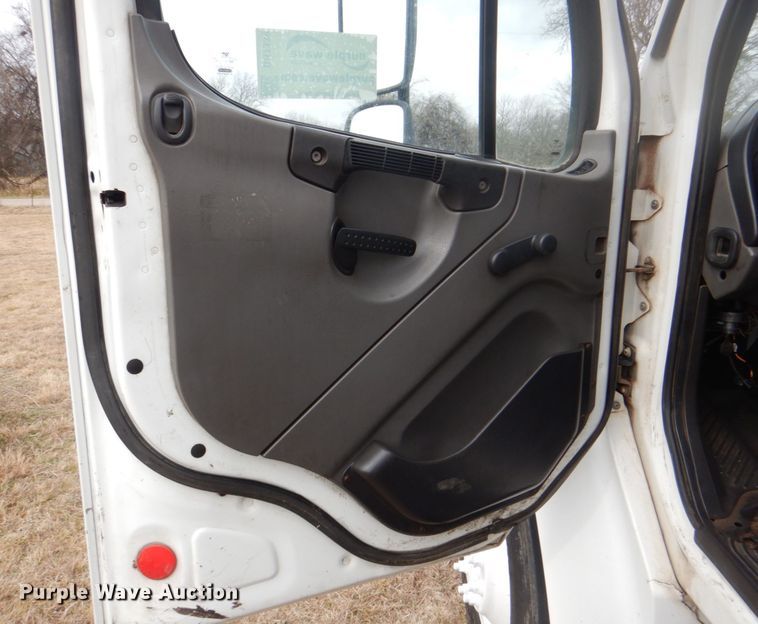 image for item DH7339 2006 Freightliner Business Class M2 106  box truck