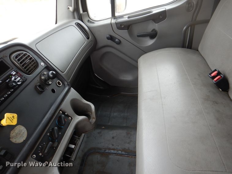 image for item DH7339 2006 Freightliner Business Class M2 106  box truck