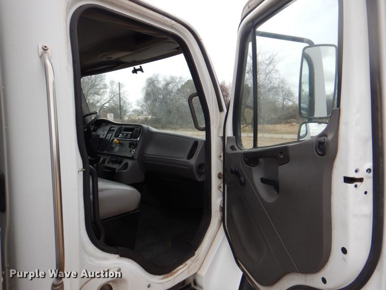 image for item DH7339 2006 Freightliner Business Class M2 106  box truck