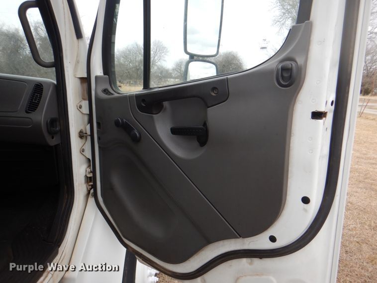 image for item DH7339 2006 Freightliner Business Class M2 106  box truck