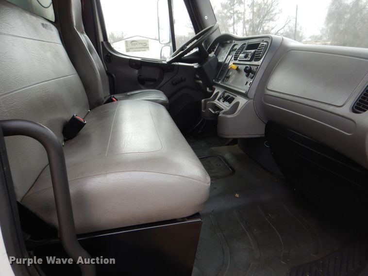 image for item DH7339 2006 Freightliner Business Class M2 106  box truck