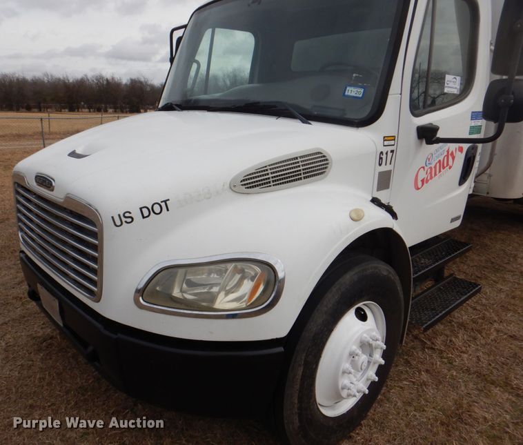 image for item DH7339 2006 Freightliner Business Class M2 106  box truck