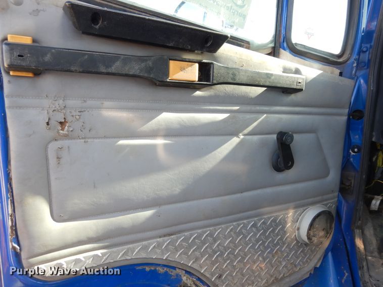 image for item DI8640 2000 Freightliner FL60  box truck