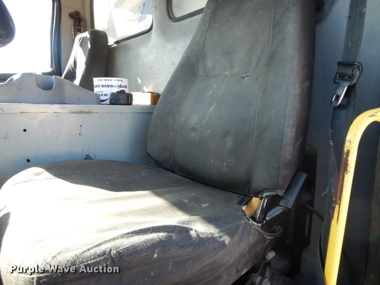 image for item DI8640 2000 Freightliner FL60  box truck