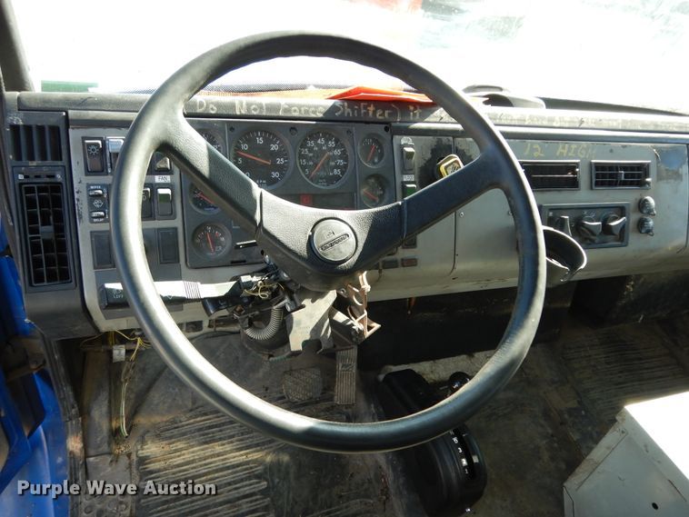 image for item DI8640 2000 Freightliner FL60  box truck