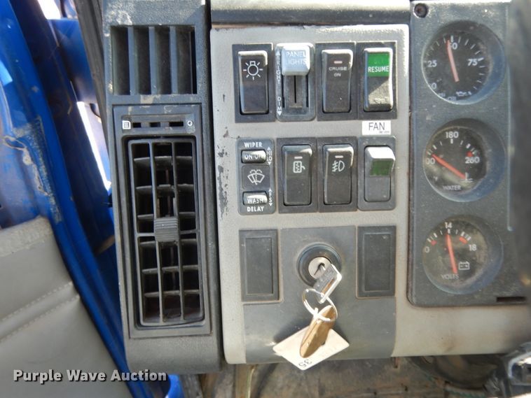 image for item DI8640 2000 Freightliner FL60  box truck