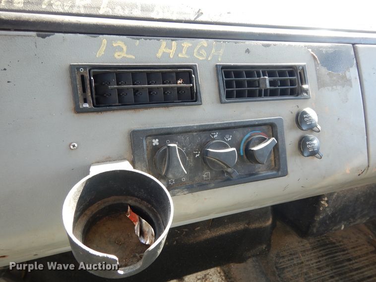 image for item DI8640 2000 Freightliner FL60  box truck