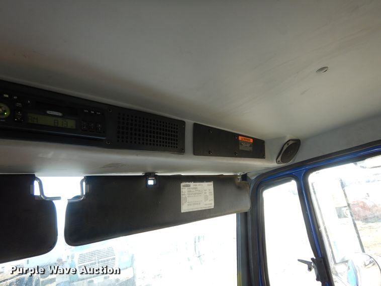 image for item DI8640 2000 Freightliner FL60  box truck