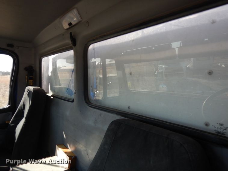 image for item DI8640 2000 Freightliner FL60  box truck