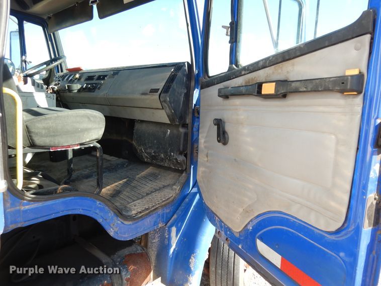 image for item DI8640 2000 Freightliner FL60  box truck