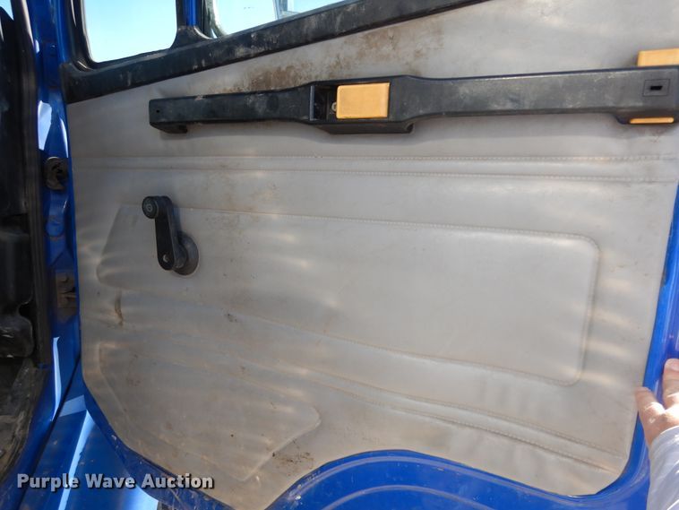 image for item DI8640 2000 Freightliner FL60  box truck