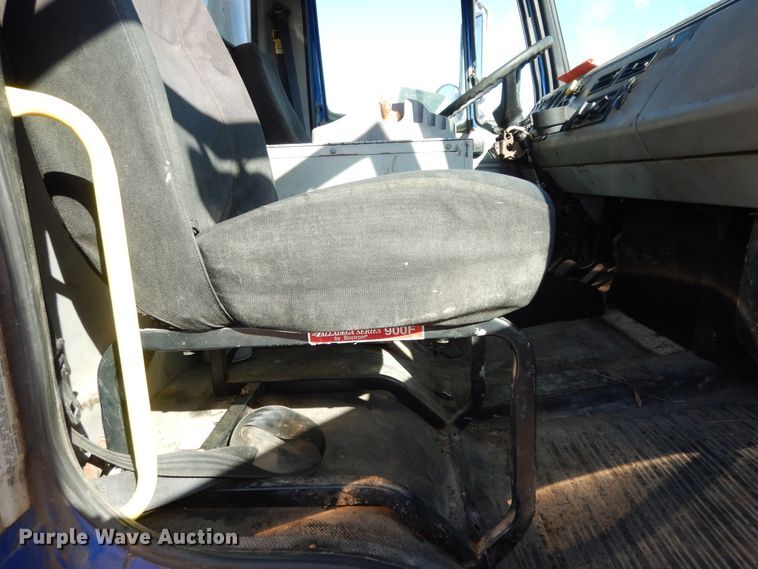 image for item DI8640 2000 Freightliner FL60  box truck