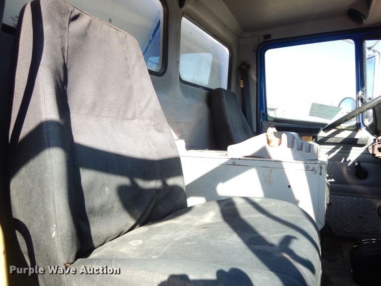 image for item DI8640 2000 Freightliner FL60  box truck