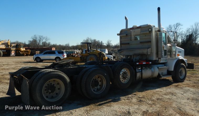 image for item DI8652 2006 Kenworth T800  semi truck