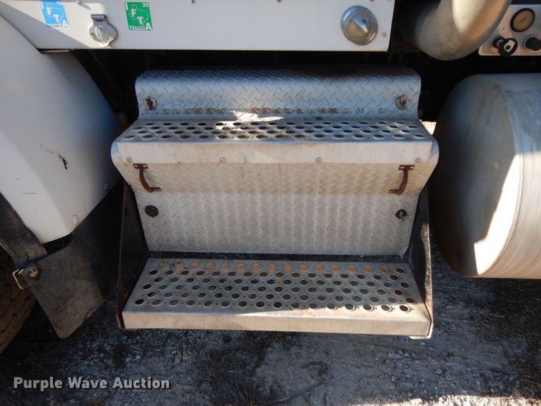 image for item DI8652 2006 Kenworth T800  semi truck