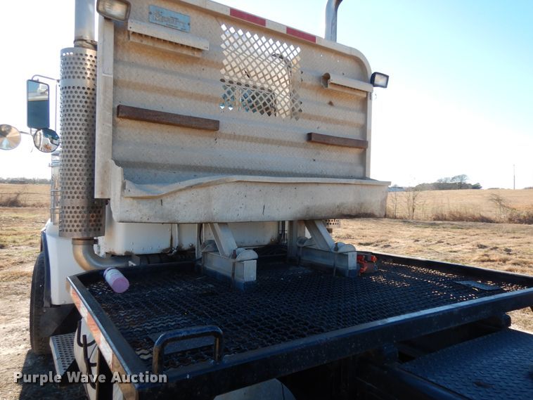 image for item DI8652 2006 Kenworth T800  semi truck