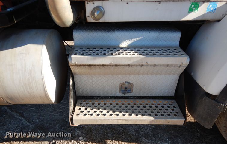 image for item DI8652 2006 Kenworth T800  semi truck