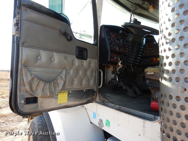 image for item DI8652 2006 Kenworth T800  semi truck