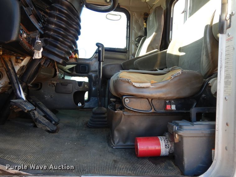 image for item DI8652 2006 Kenworth T800  semi truck