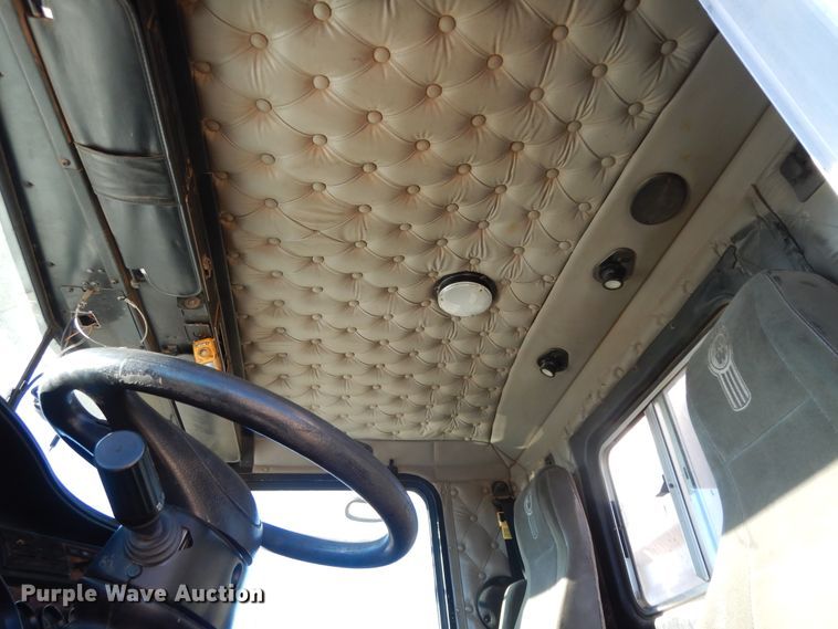 image for item DI8652 2006 Kenworth T800  semi truck