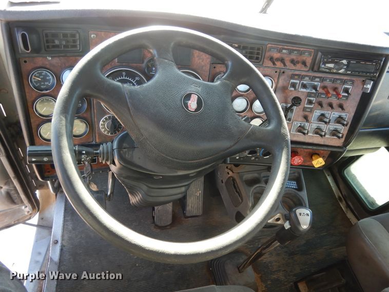 image for item DI8652 2006 Kenworth T800  semi truck