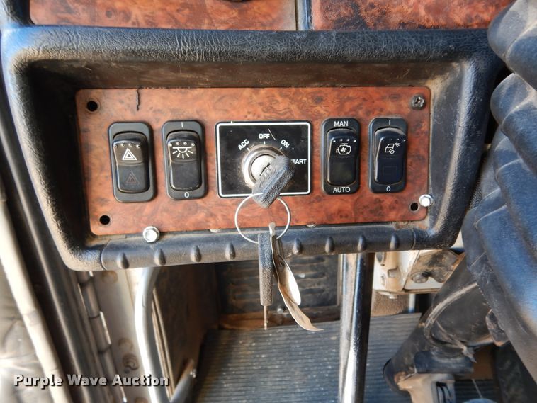 image for item DI8652 2006 Kenworth T800  semi truck